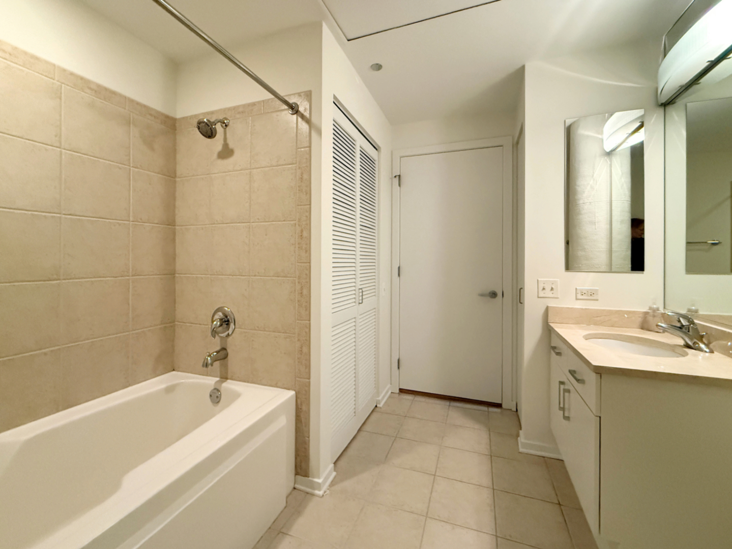 900 N KINGSBURY Street Unit: 942