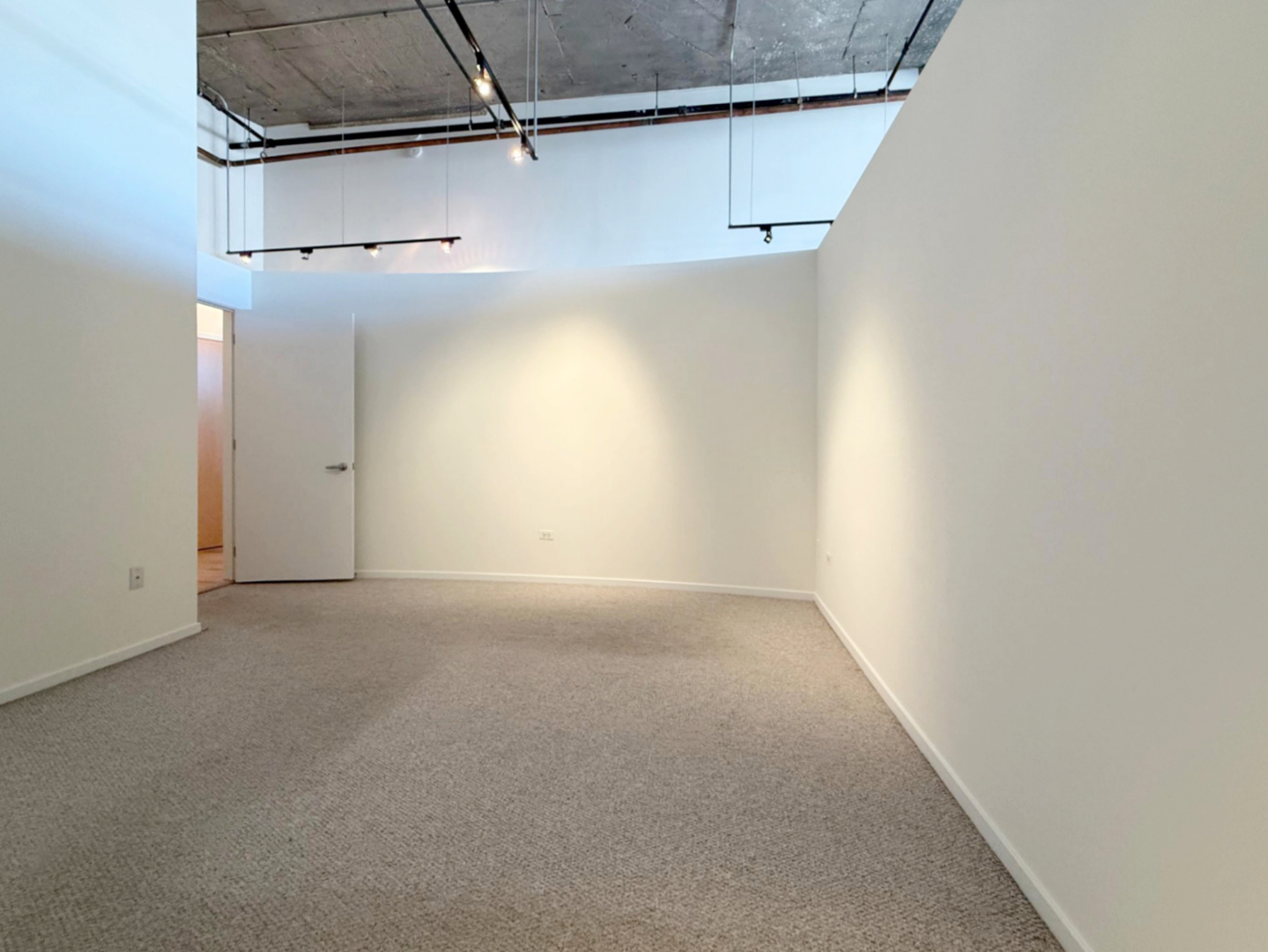 900 N KINGSBURY Street Unit: 942