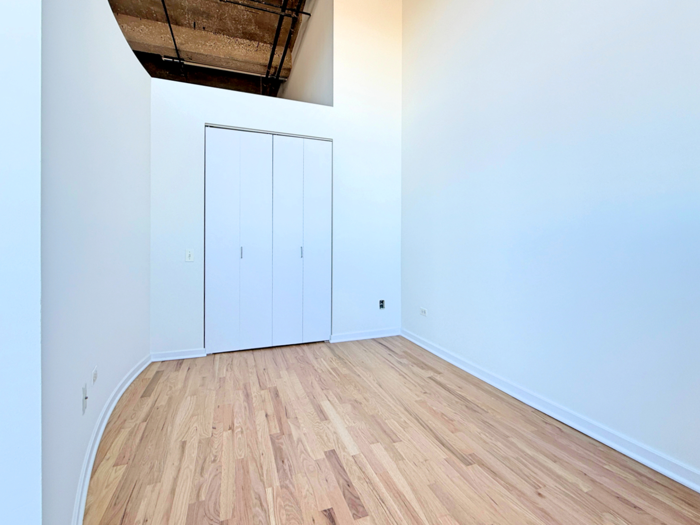 900 N KINGSBURY Street Unit: 942