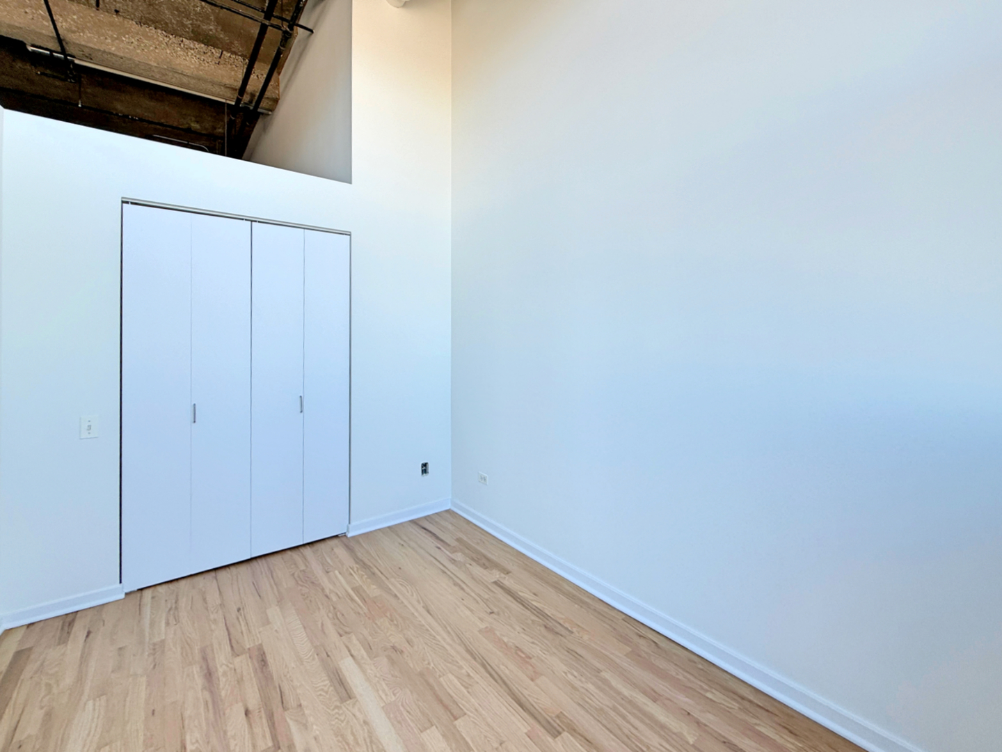 900 N KINGSBURY Street Unit: 942