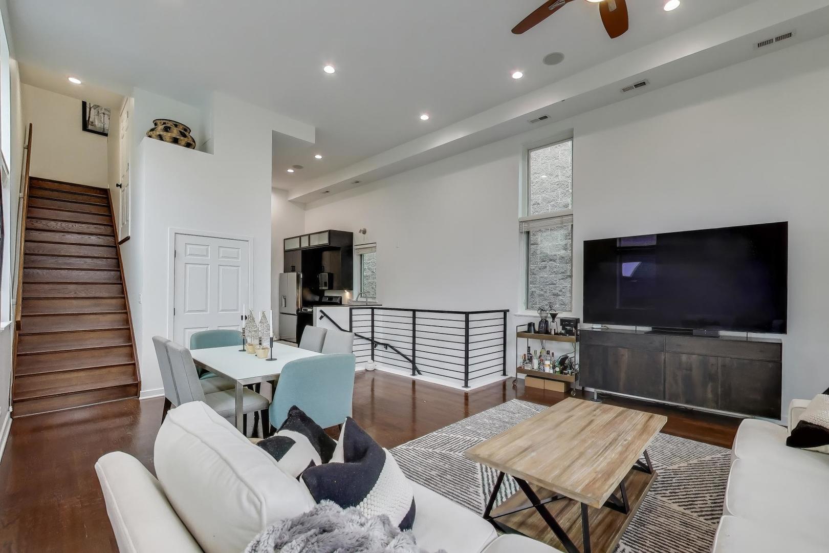 1044 N Wolcott Avenue Unit: 3