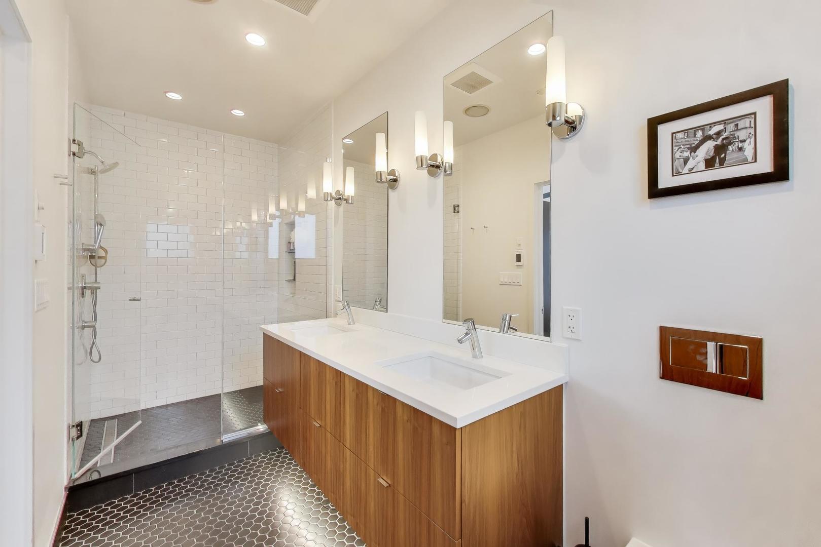 1044 N Wolcott Avenue Unit: 3