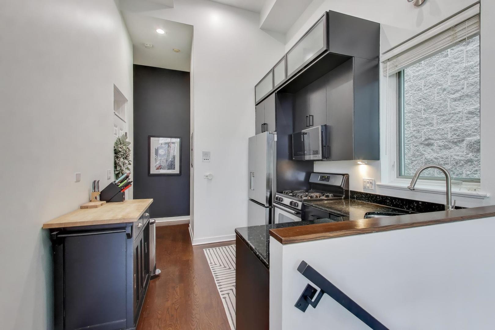 1044 N Wolcott Avenue Unit: 3