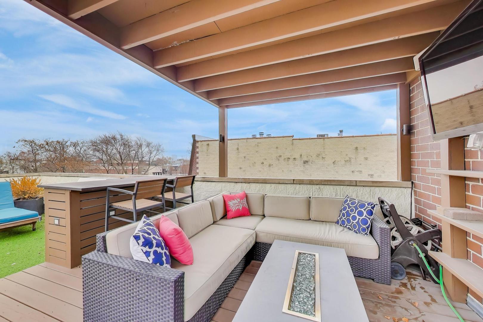 1044 N Wolcott Avenue Unit: 3