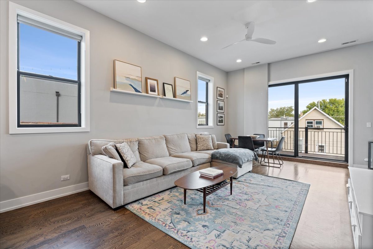 3004 W Lyndale Street Unit: 3W