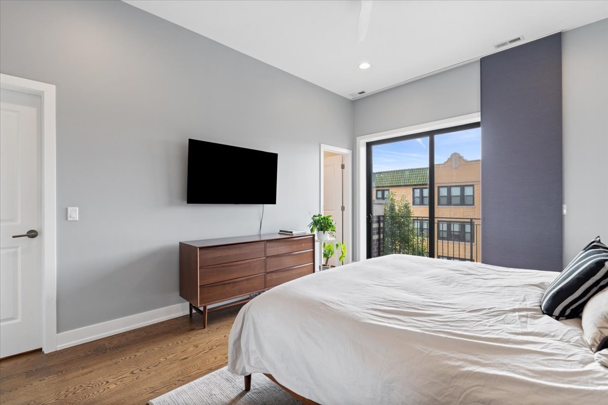 3004 W Lyndale Street Unit: 3W