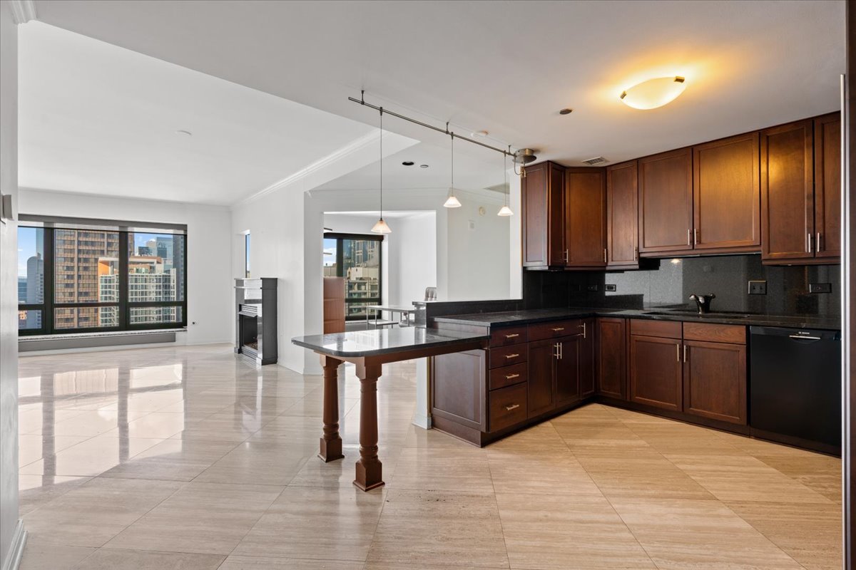 130 N GARLAND Court Unit: 3702