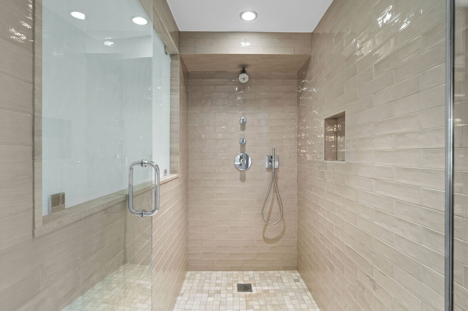 200 E Delaware Place Unit: 22D