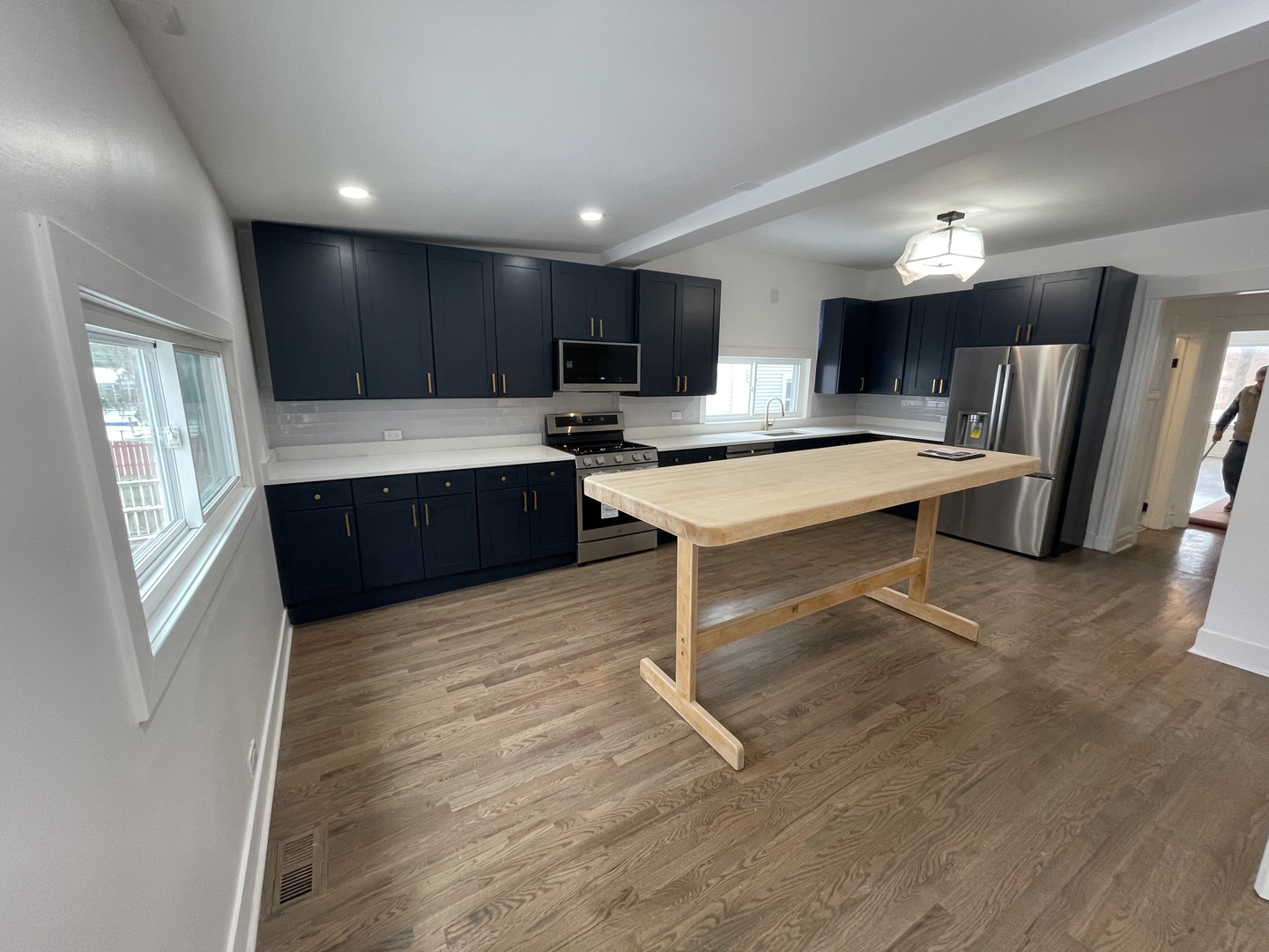 6065 N Hermitage Avenue