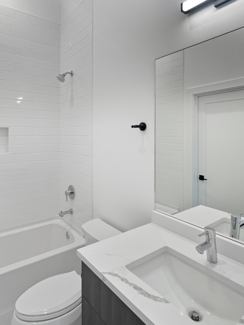 1304 S Ashland Avenue Unit: 300