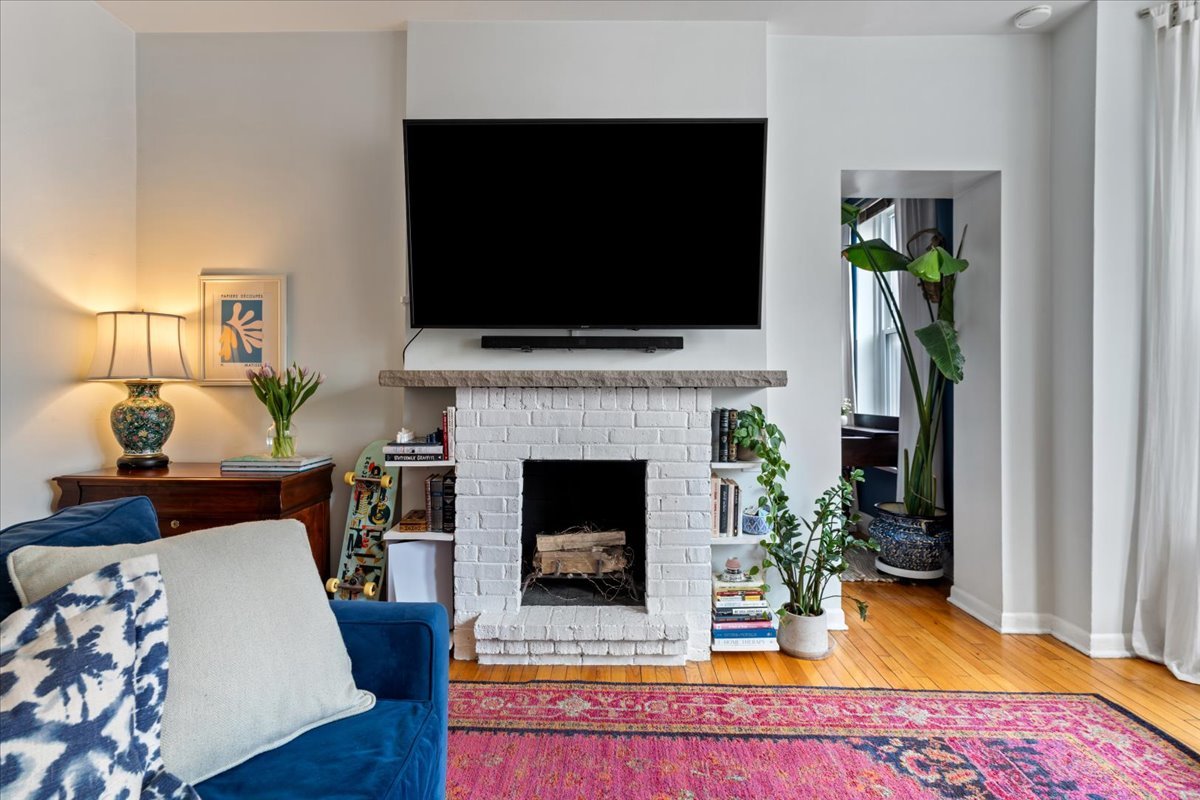 1051 W Barry Avenue Unit: 2W