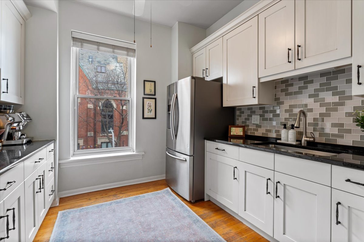 1051 W Barry Avenue Unit: 2W