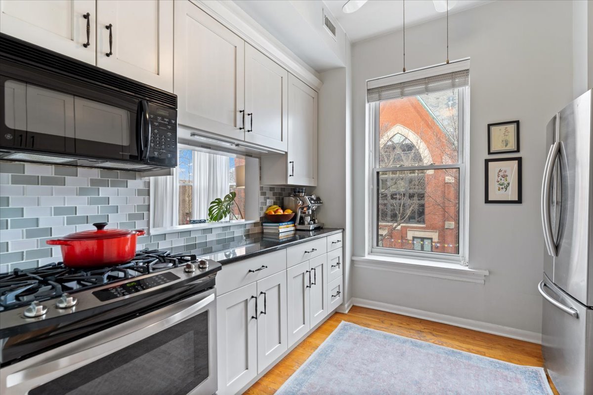 1051 W Barry Avenue Unit: 2W