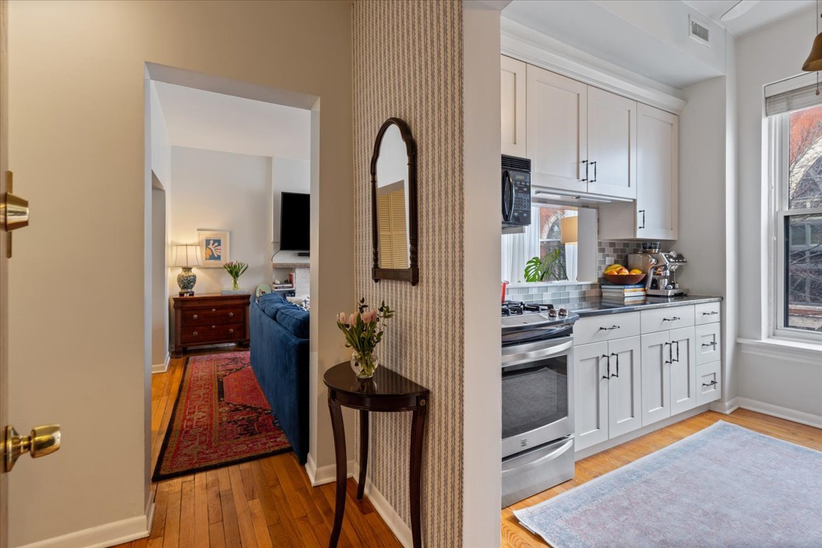 1051 W Barry Avenue Unit: 2W