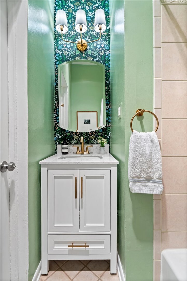 1051 W Barry Avenue Unit: 2W