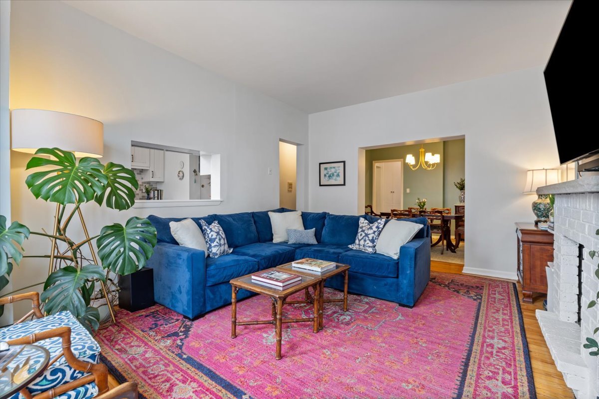 1051 W Barry Avenue Unit: 2W