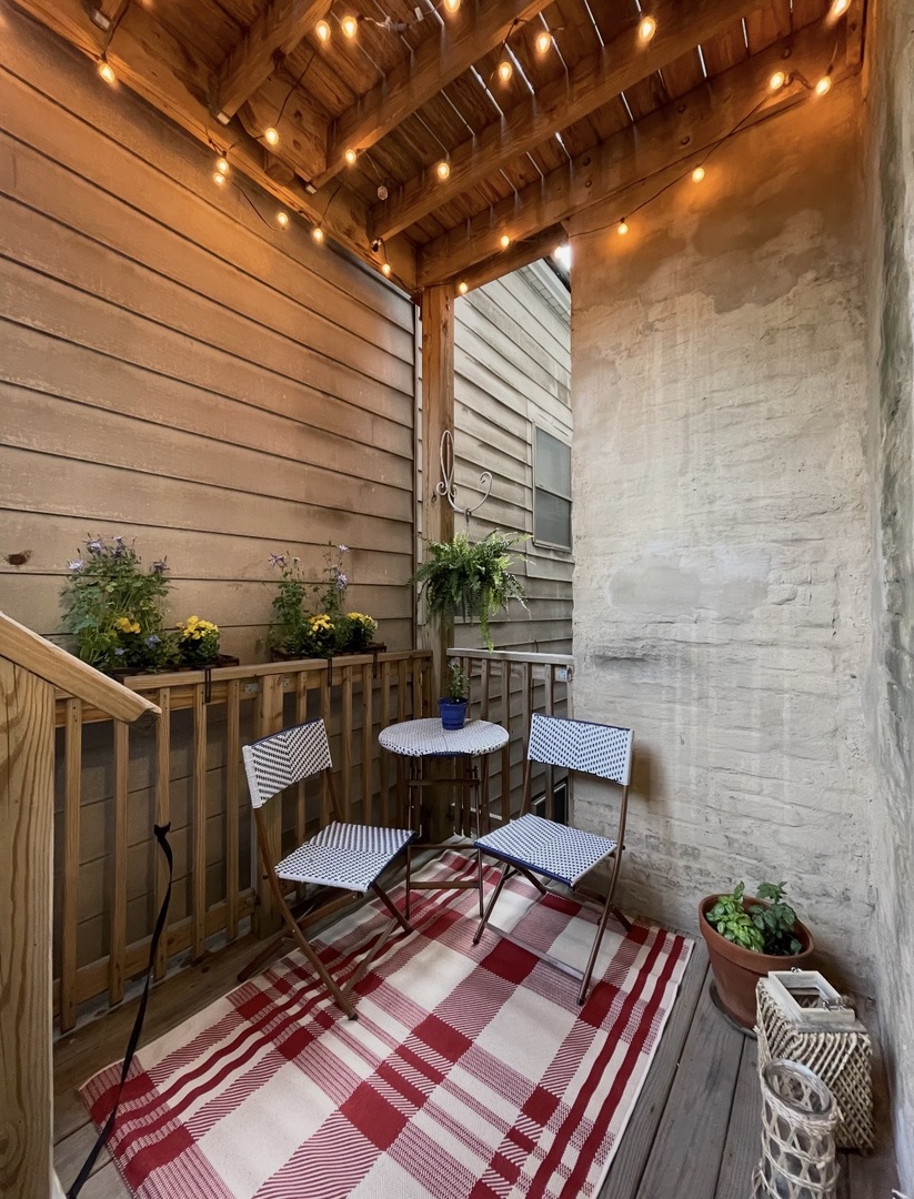 1051 W Barry Avenue Unit: 2W