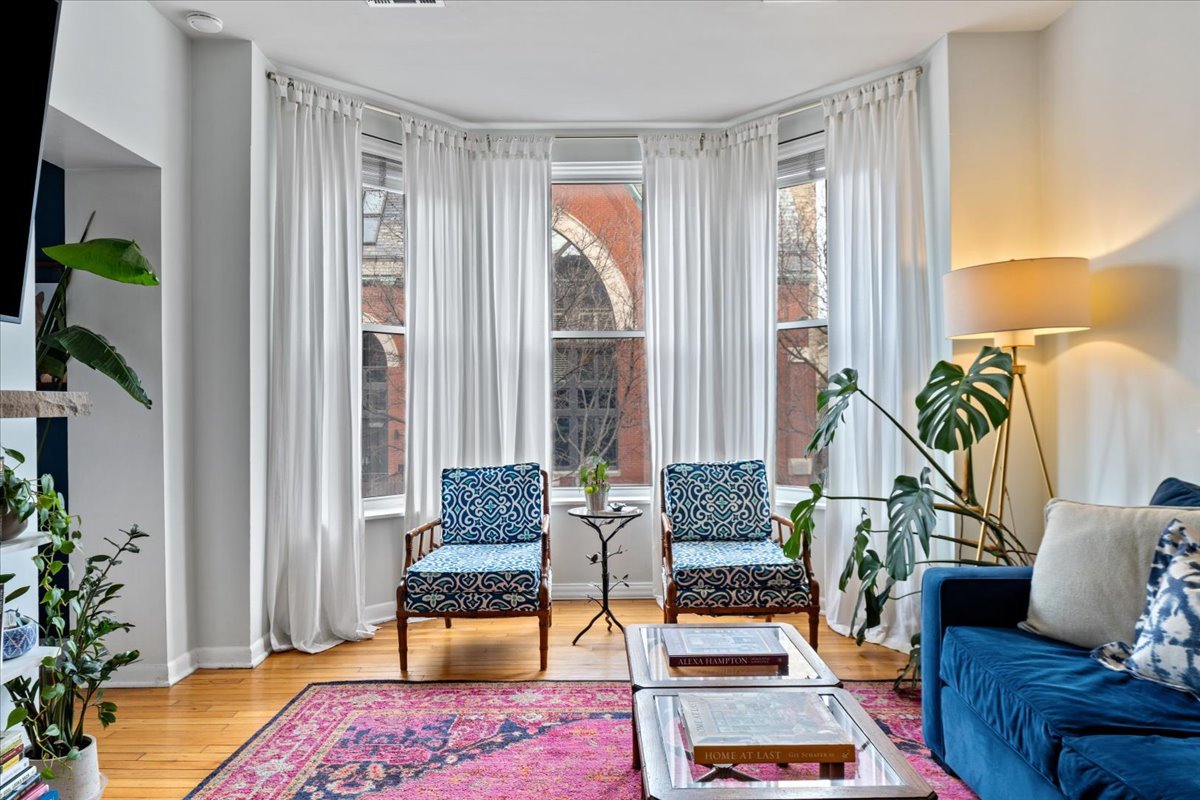 1051 W Barry Avenue Unit: 2W