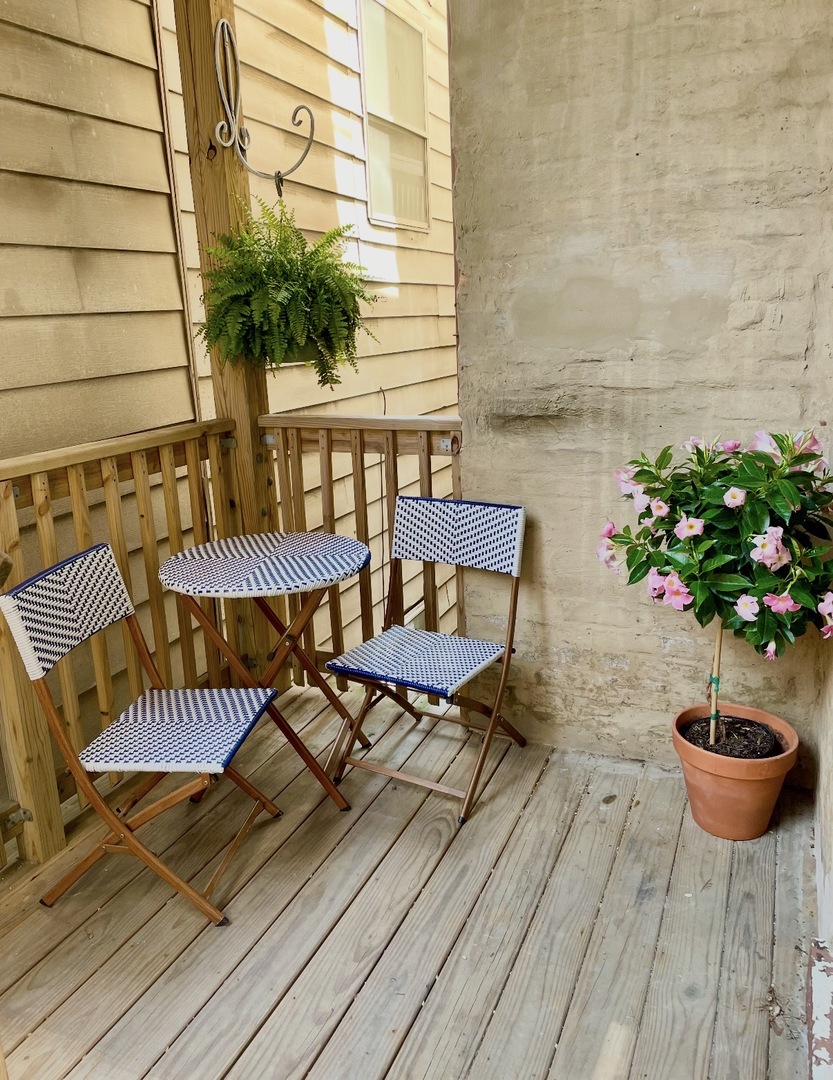 1051 W Barry Avenue Unit: 2W