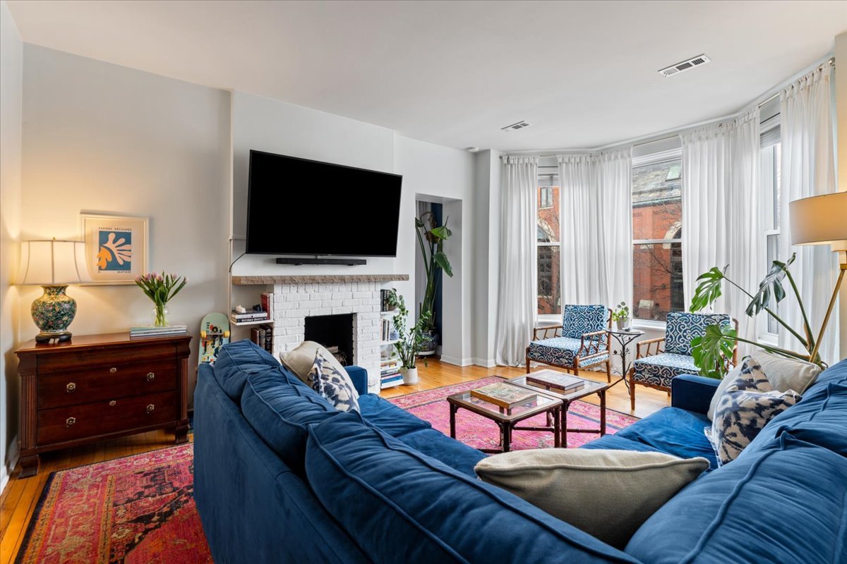 1051 W Barry Avenue Unit: 2W