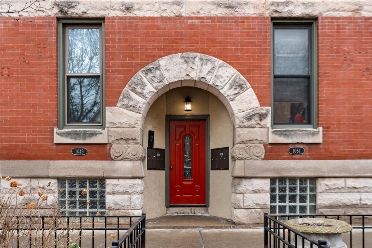 1051 W Barry Avenue Unit: 2W