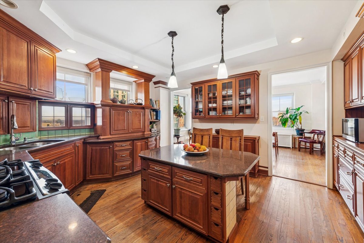 5555 N SHERIDAN Road Unit: 1011