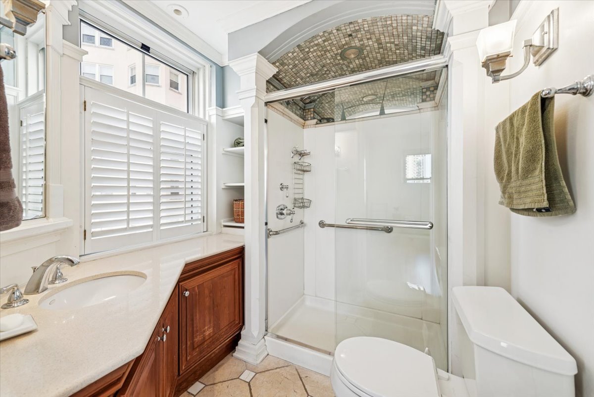 5555 N SHERIDAN Road Unit: 1011