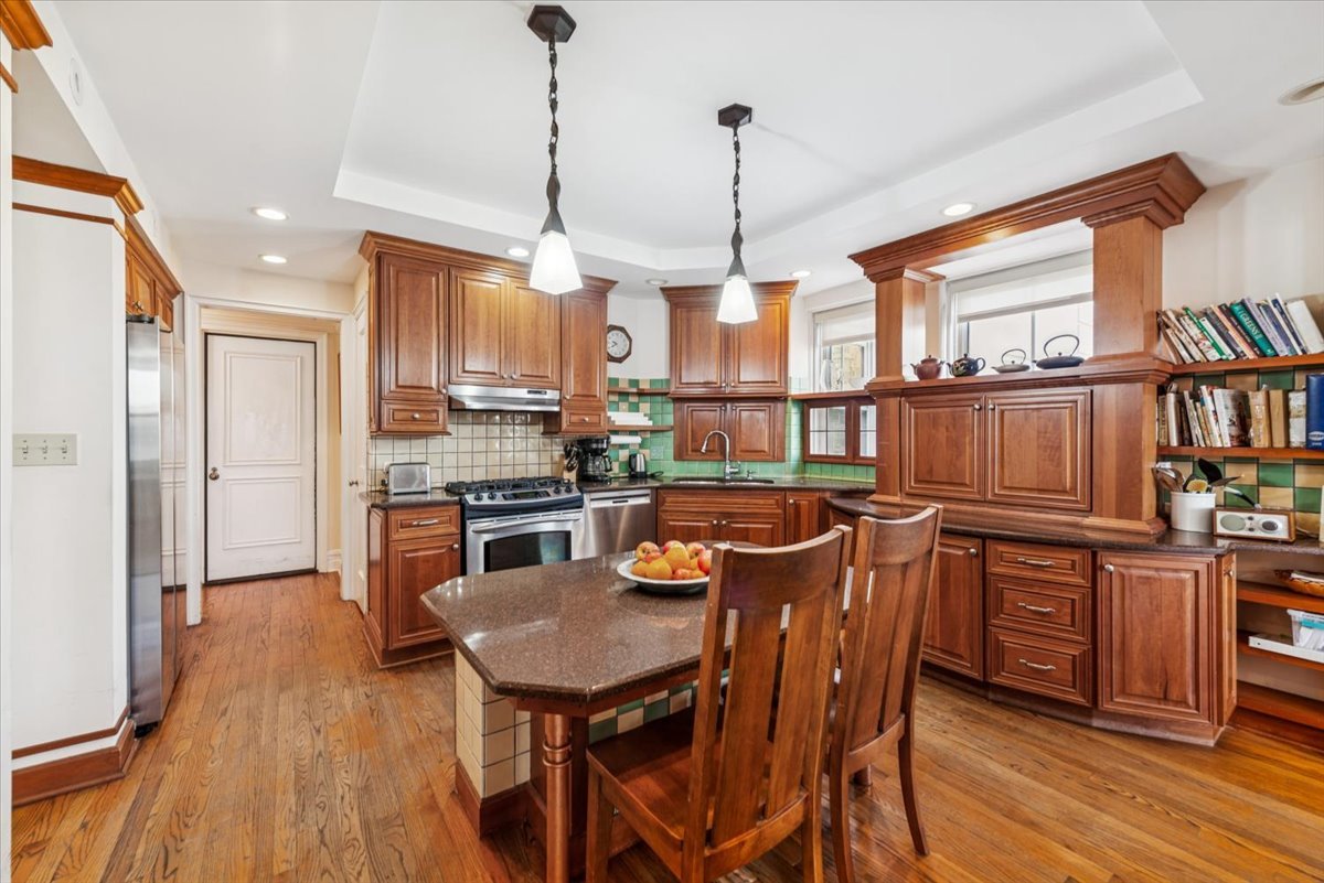 5555 N SHERIDAN Road Unit: 1011