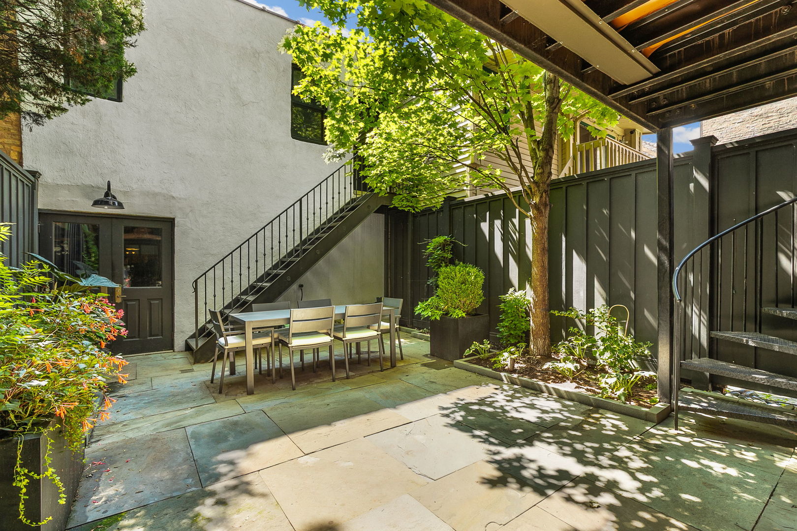 437 W Webster Avenue