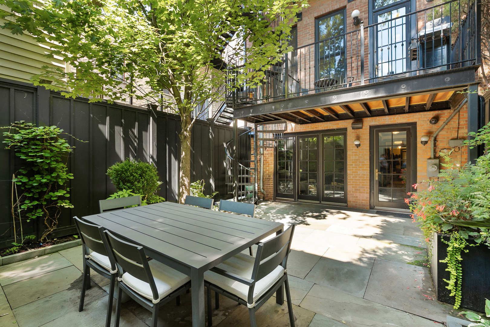 437 W Webster Avenue