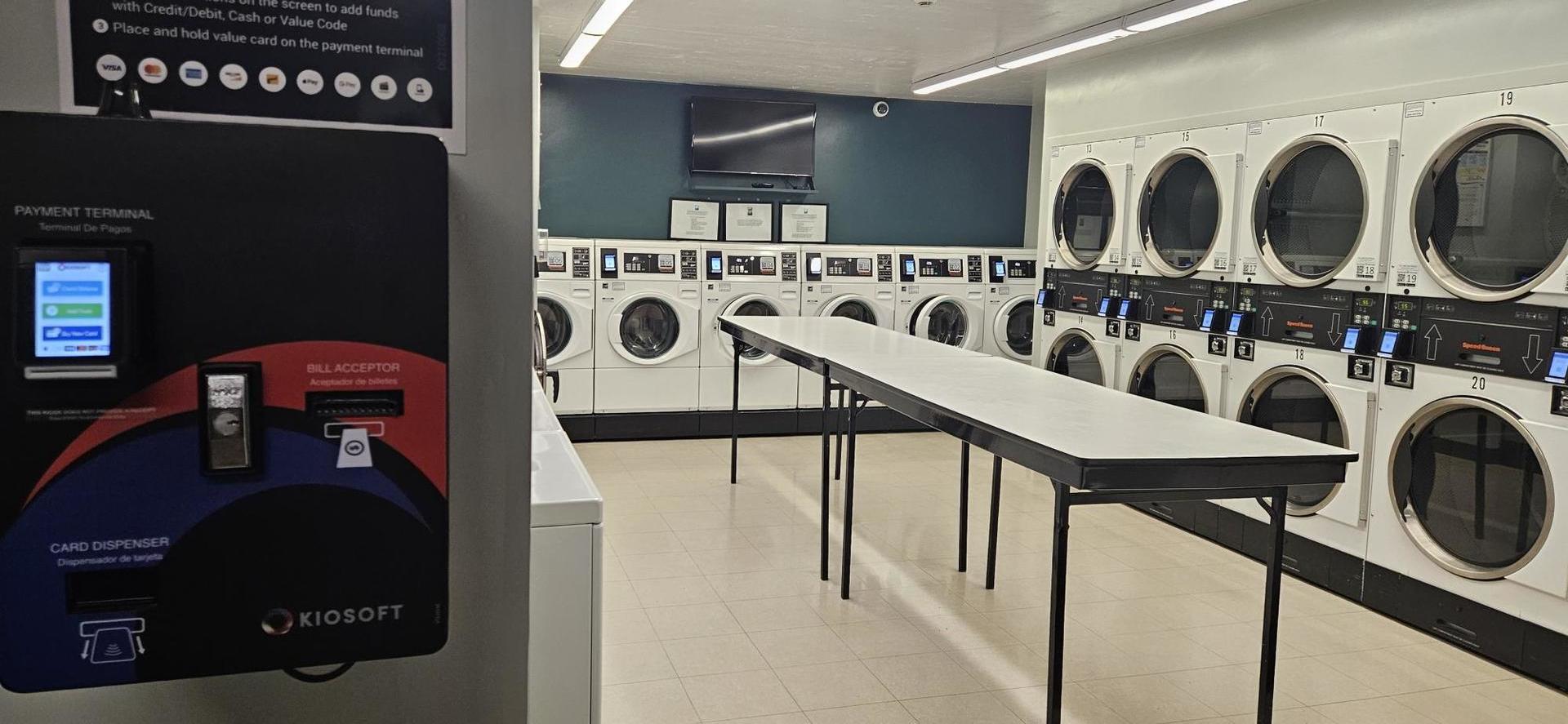 555 W CORNELIA Avenue Unit: 2003