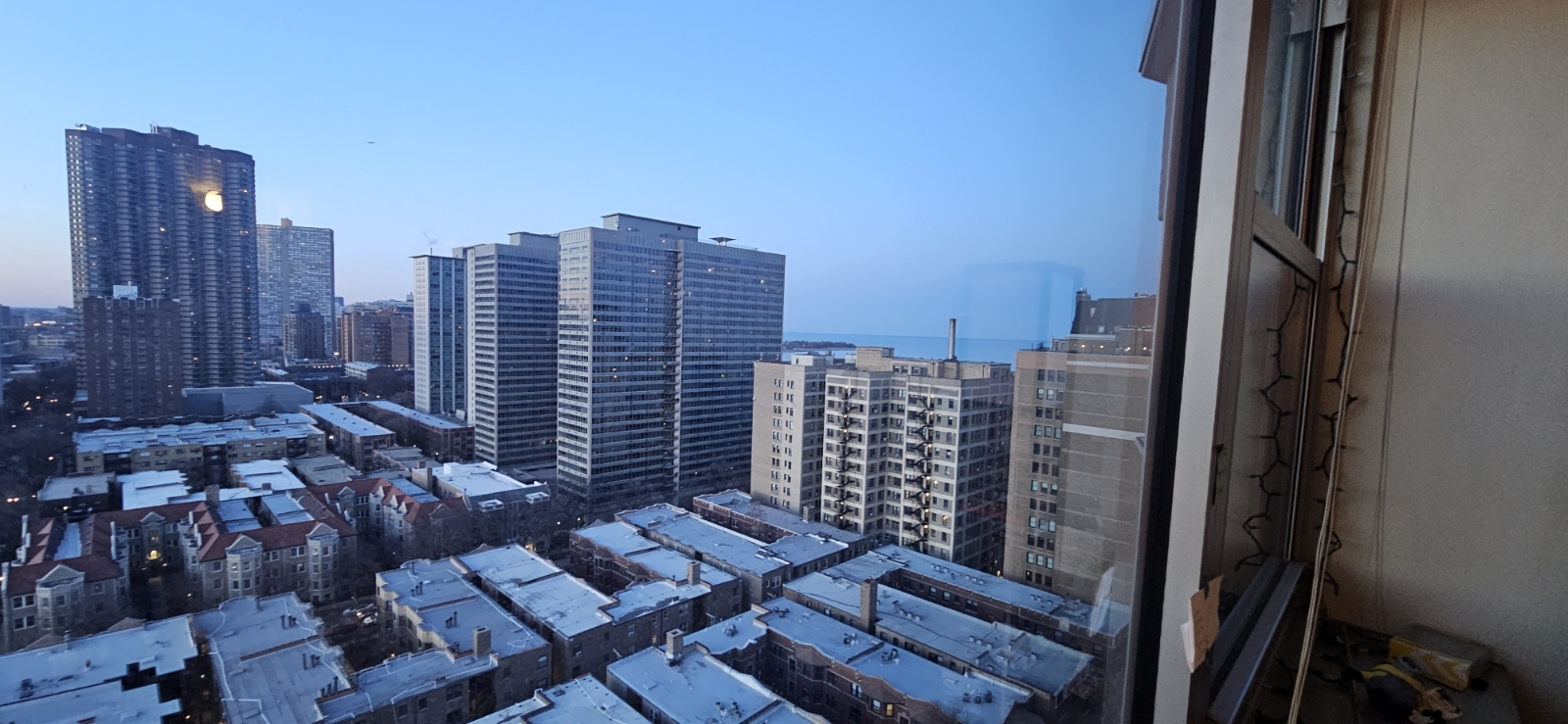 555 W CORNELIA Avenue Unit: 2003