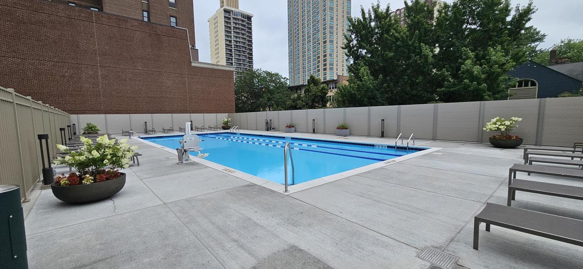 555 W CORNELIA Avenue Unit: 2003