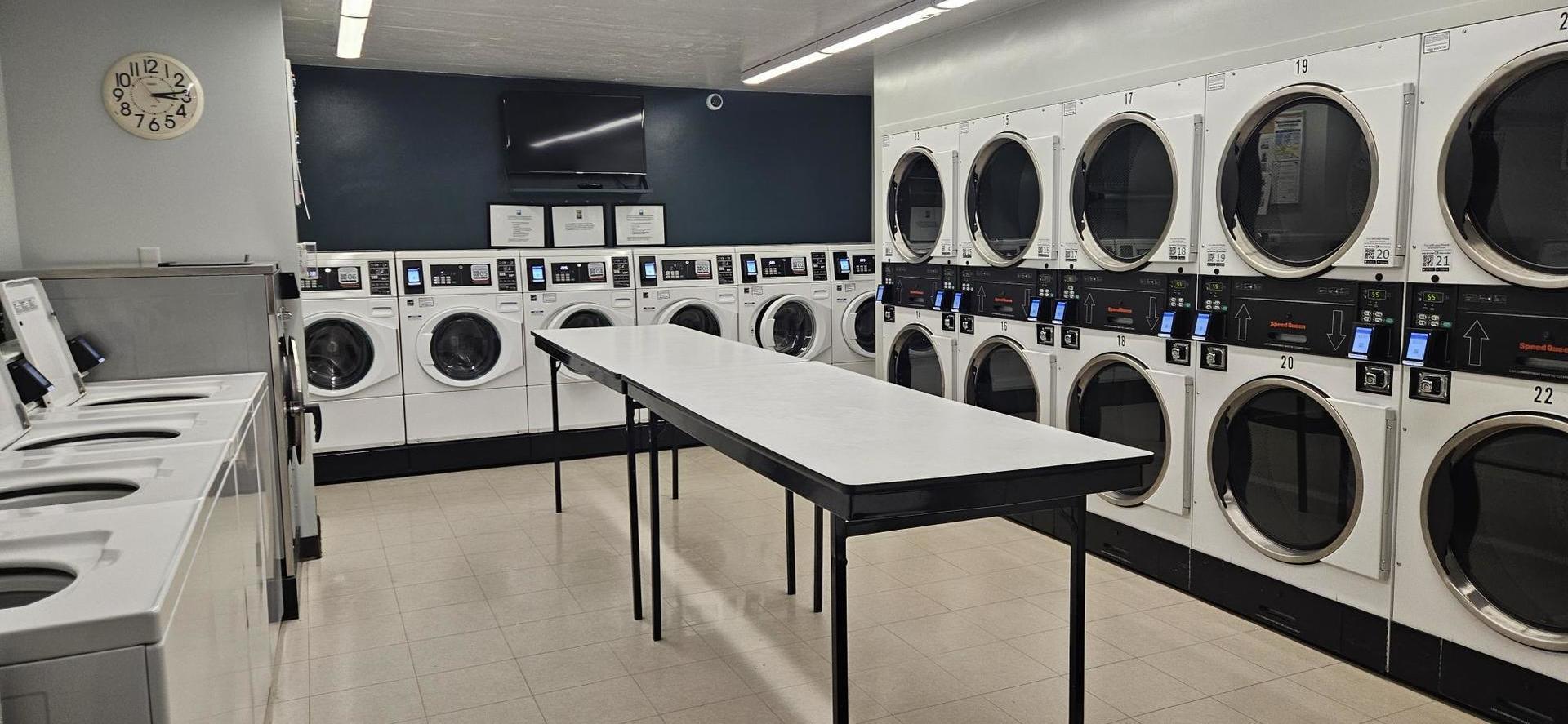 555 W CORNELIA Avenue Unit: 2003