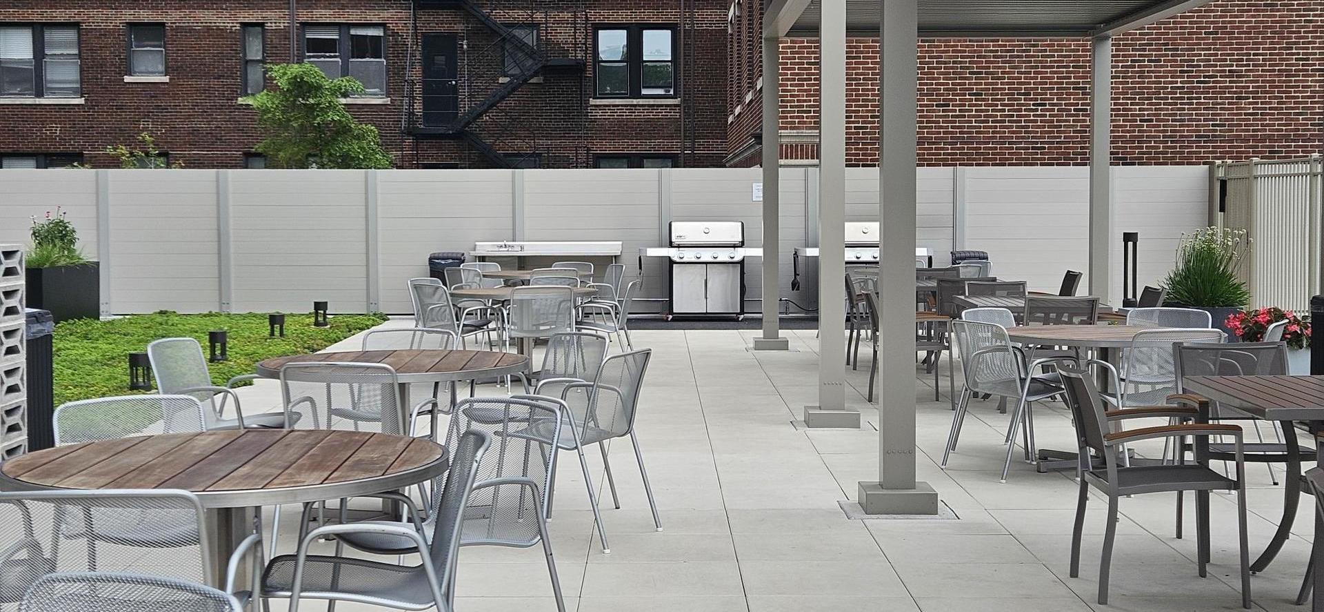 555 W CORNELIA Avenue Unit: 2003