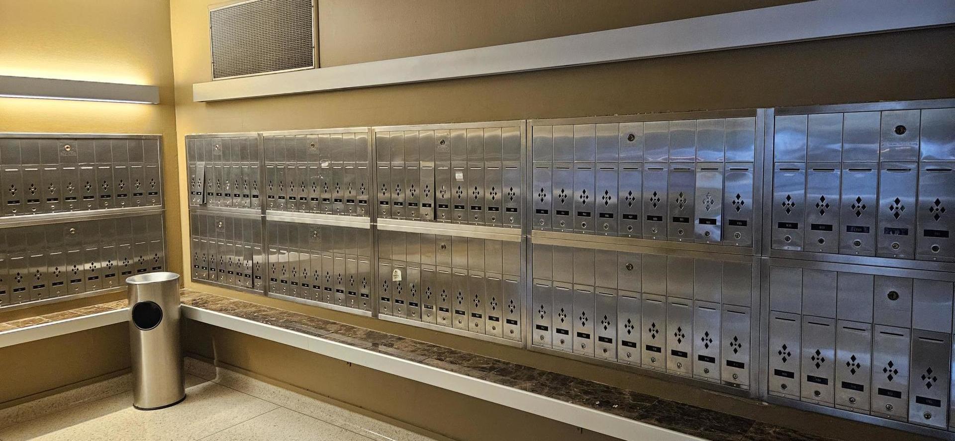 555 W CORNELIA Avenue Unit: 2003