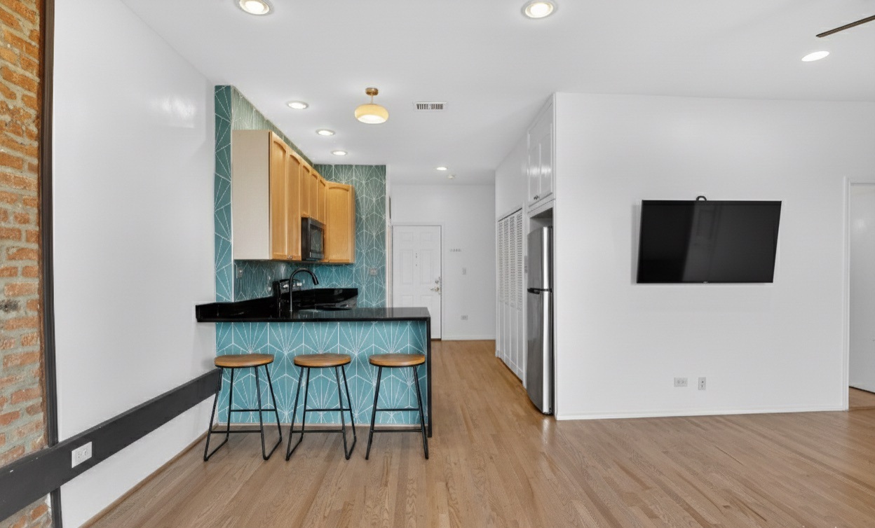 3918 N Broadway Street Unit: 3B