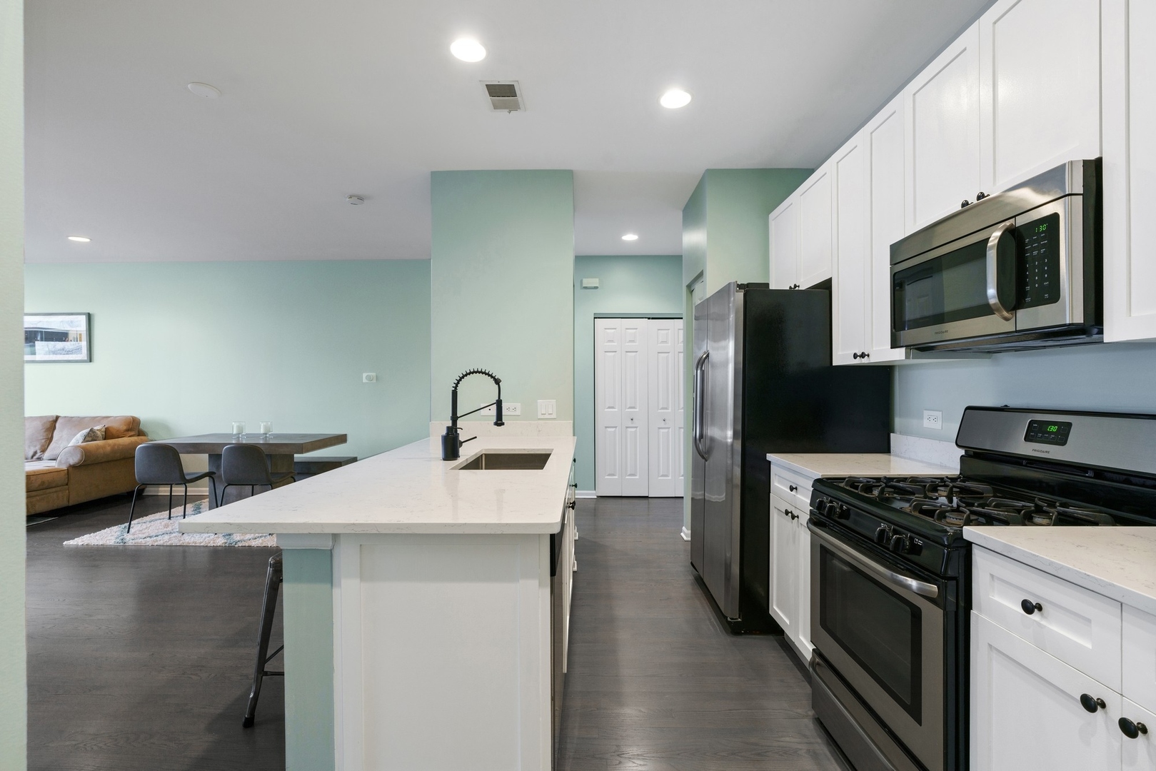2040 W Belmont Avenue Unit: 405