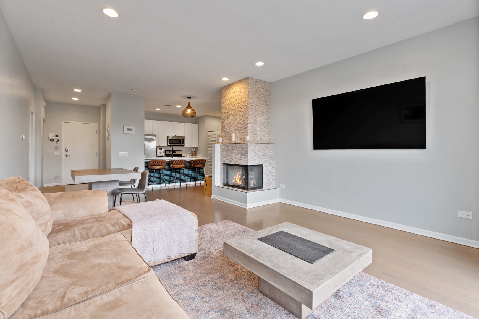 2040 W Belmont Avenue Unit: 405