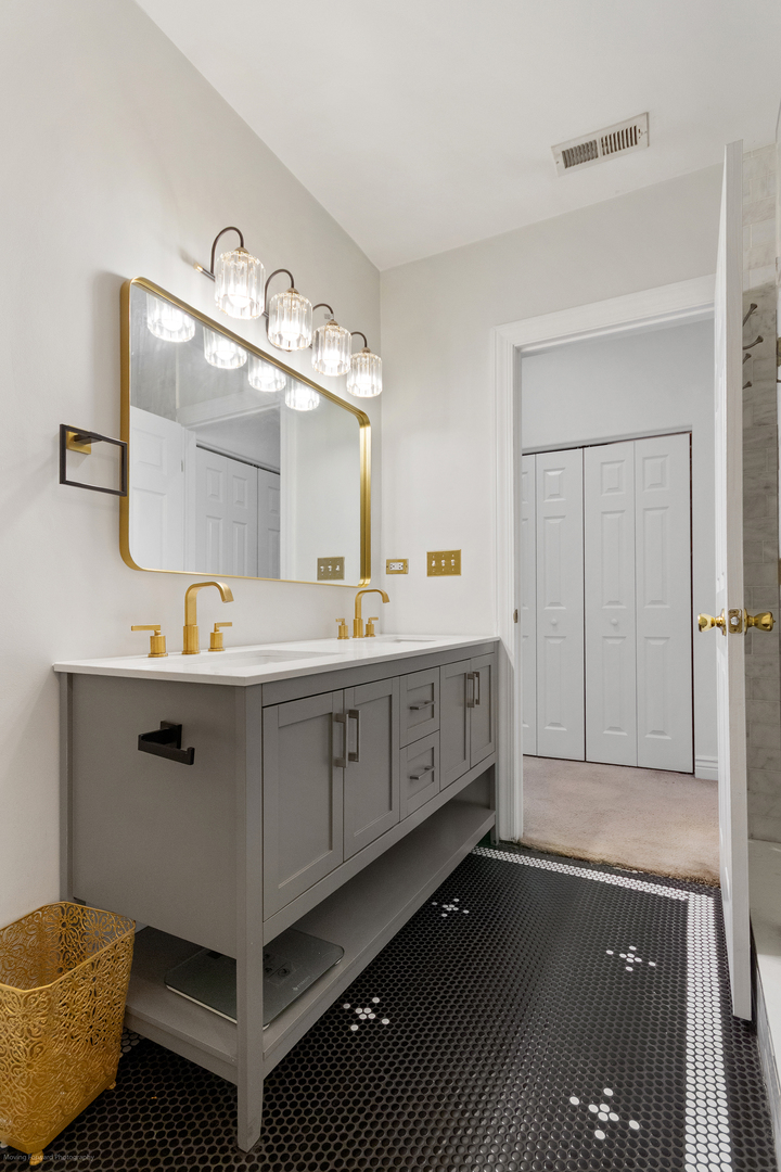 2409 W Catalpa Avenue Unit: 106