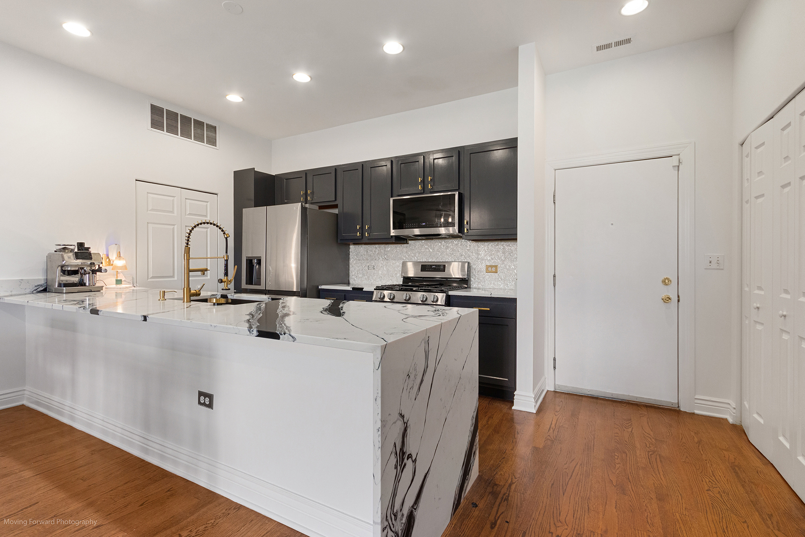 2409 W Catalpa Avenue Unit: 106