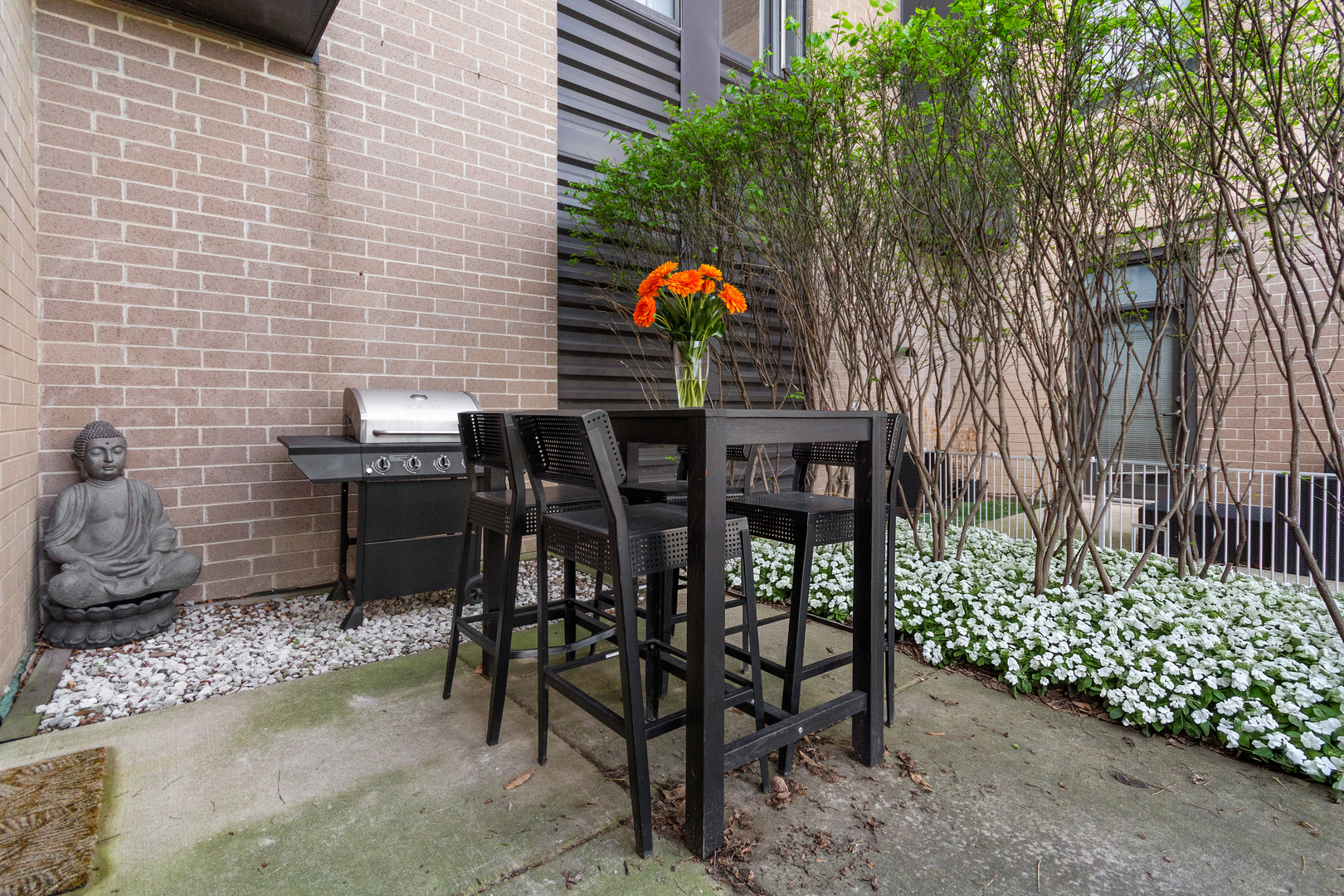 2409 W Catalpa Avenue Unit: 106