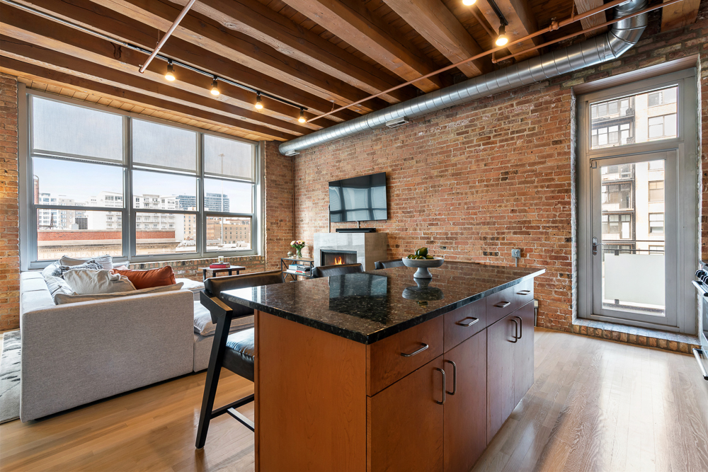 333 S Des Plaines Street Unit: 306