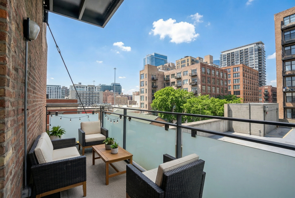 333 S Des Plaines Street Unit: 306