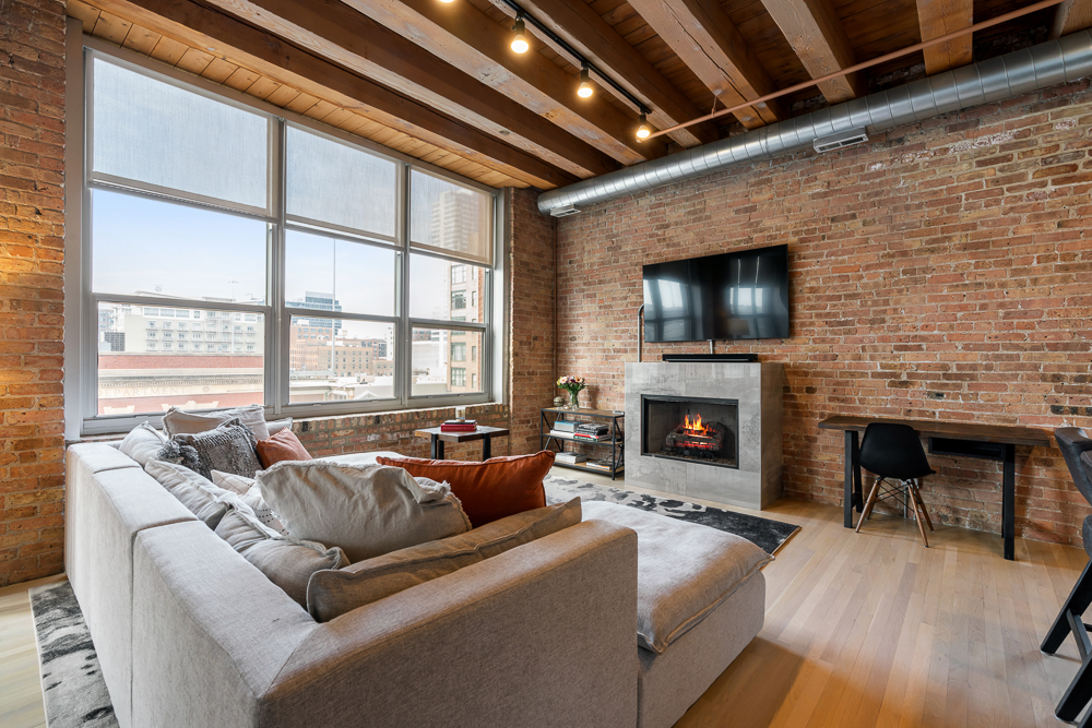 333 S Des Plaines Street Unit: 306