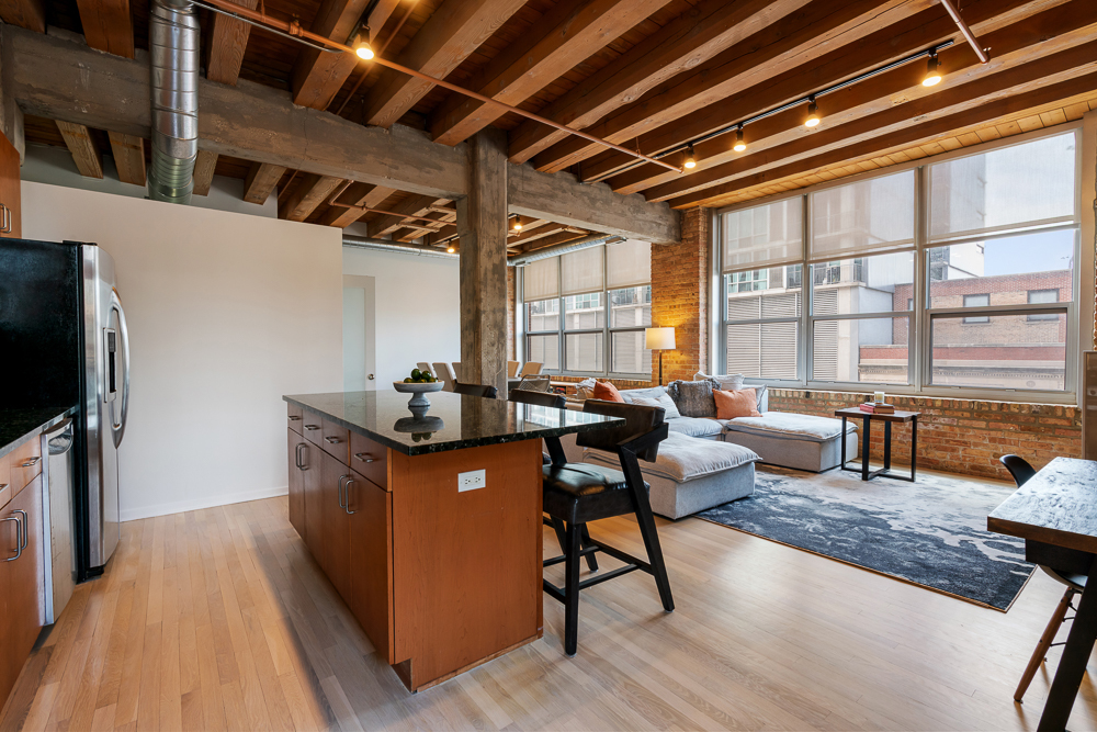 333 S Des Plaines Street Unit: 306