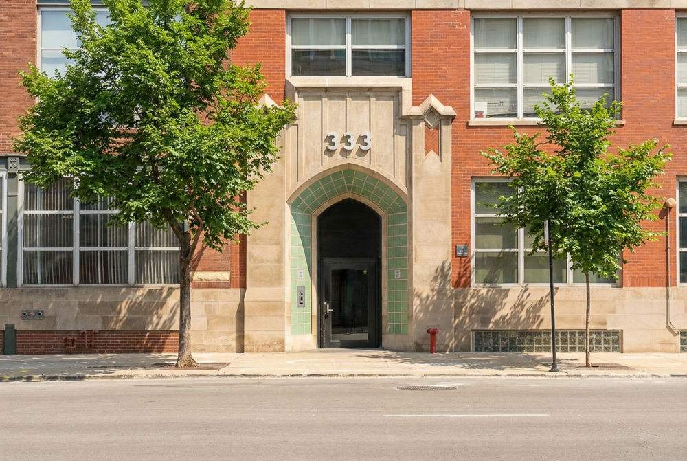 333 S Des Plaines Street Unit: 306