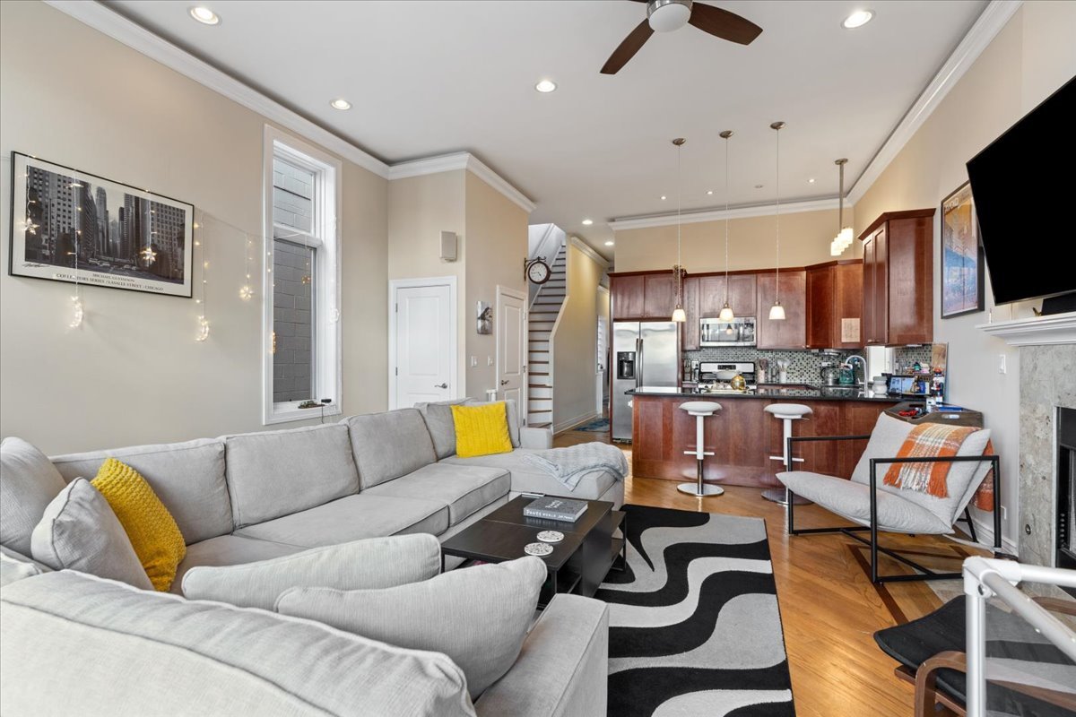 1541 N Artesian Avenue Unit: 3