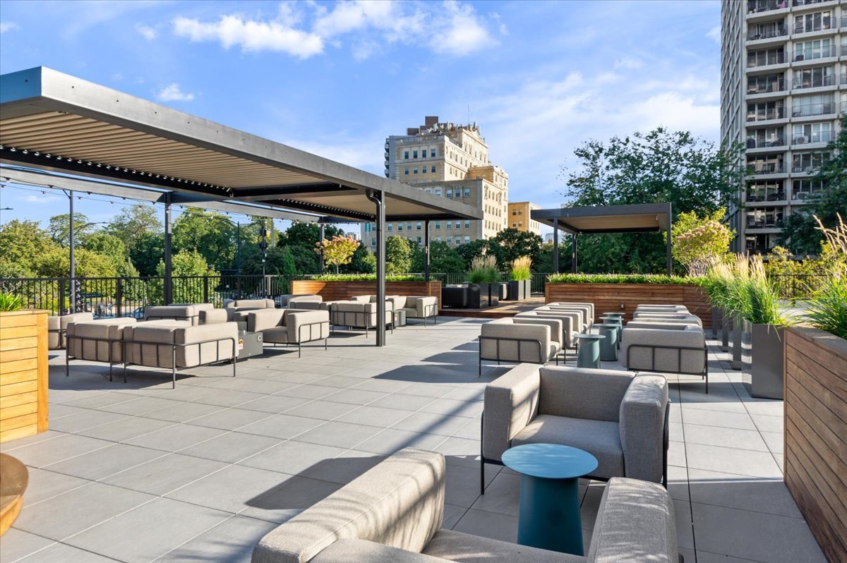 2020 N LINCOLN PARK WEST Unit: 25G