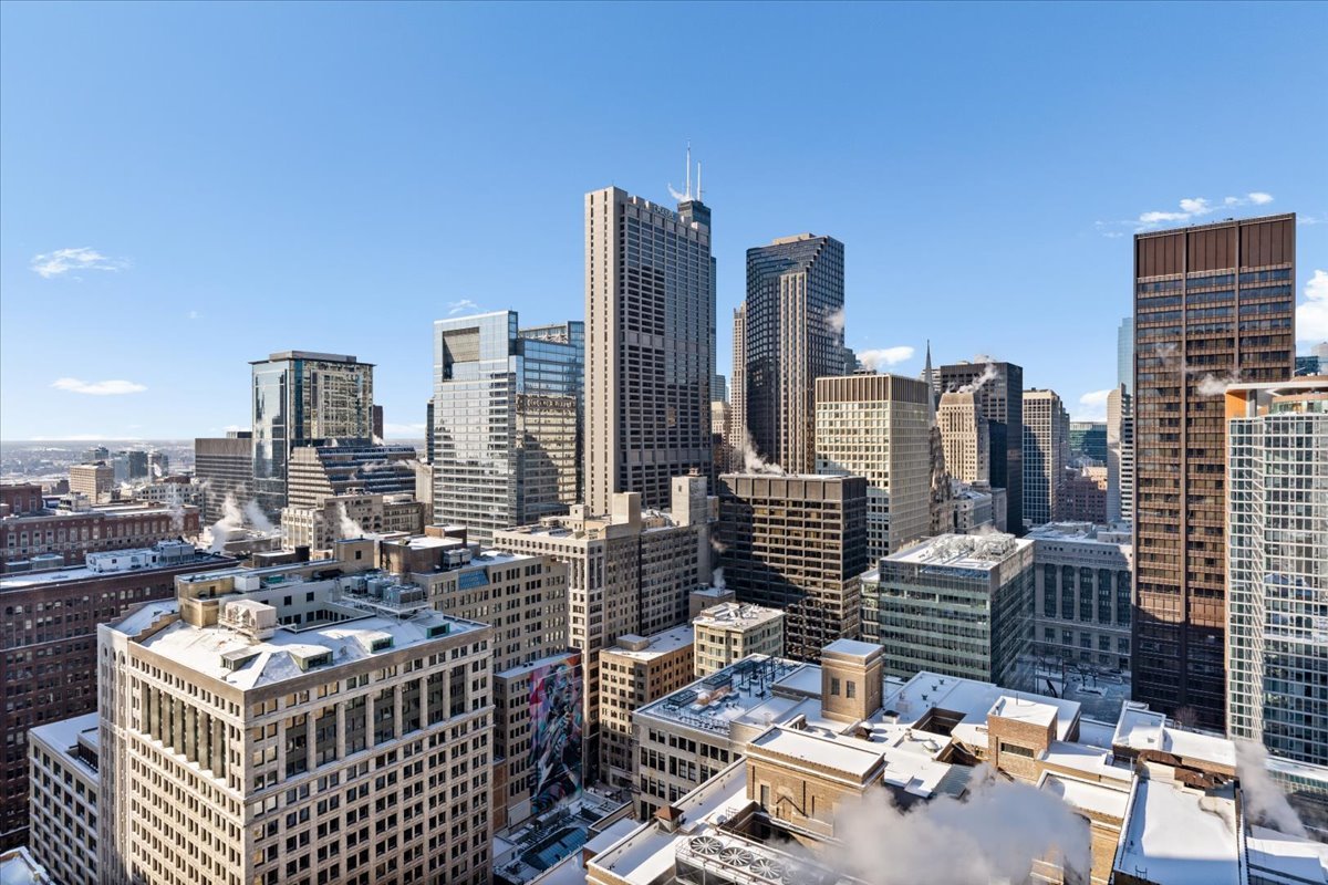 130 N GARLAND Court Unit: 3702